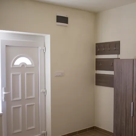 Airport Microstore Panzio Apartment Vecses