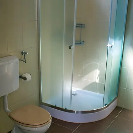 Airport Microstore Panzio Apartman *