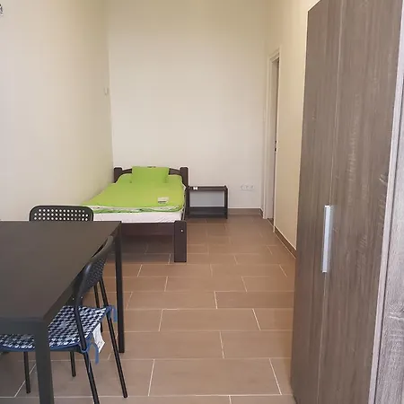 Airport Microstore Panzio Apartment